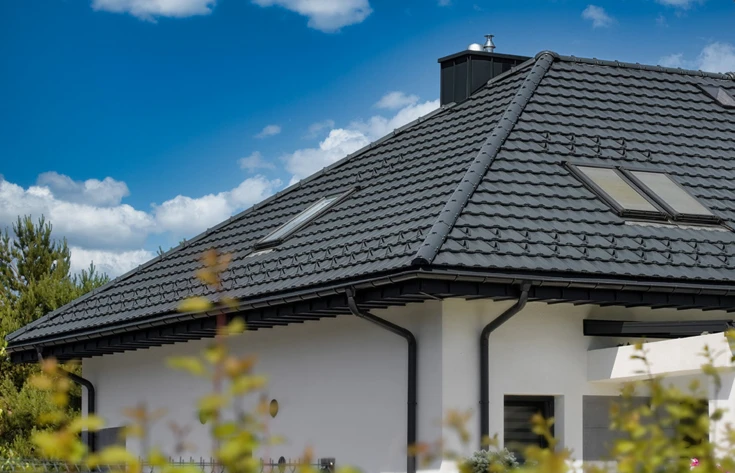 Koľko stojí výmena strešnej krytiny? Faktory ovplyvňujúce cenu a kvalitu